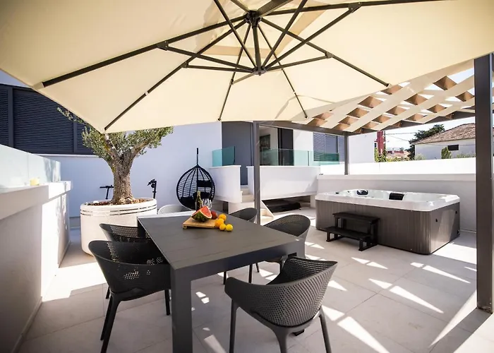 アパート Sopic Luxury With Private Whirlpool ザダル